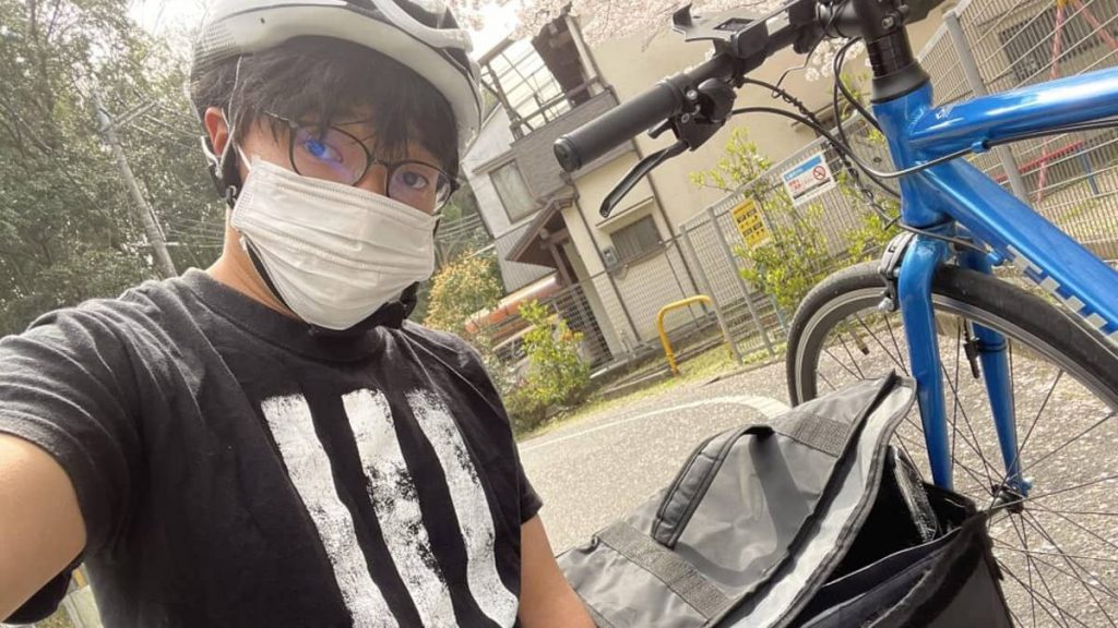 ウーバーイーツ大阪で配達する筆者の写真