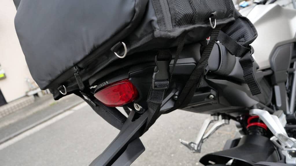 ウーバーイーツのバッグをバイクシートに固定した例