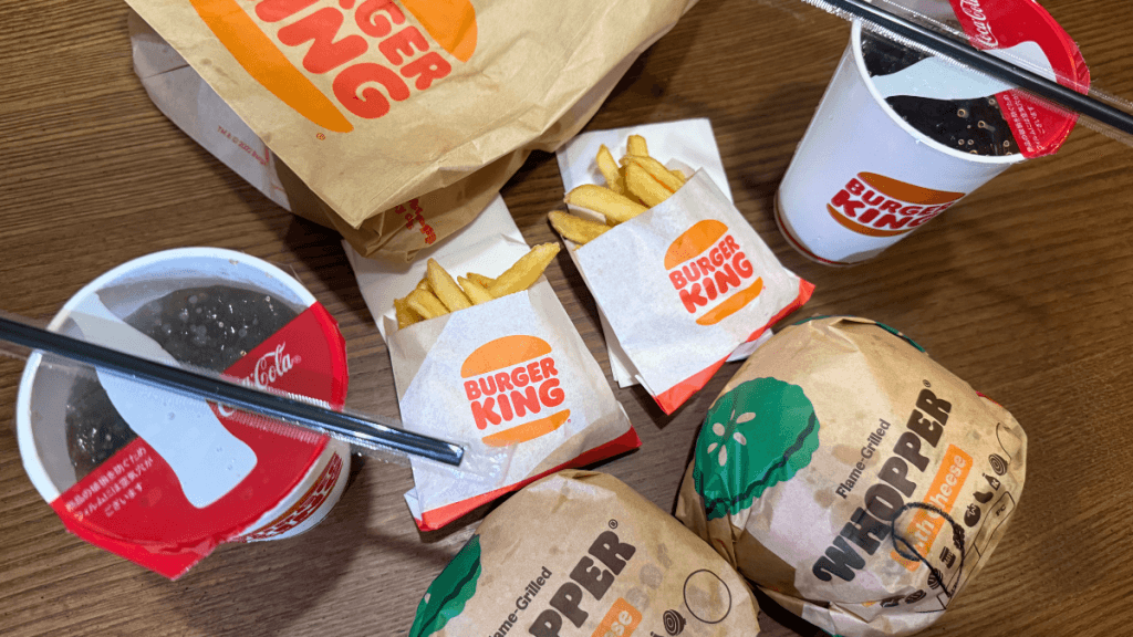 実際にメニューのバーガーキングで注文したが、クーポン利用でマックよりお得に頼めた